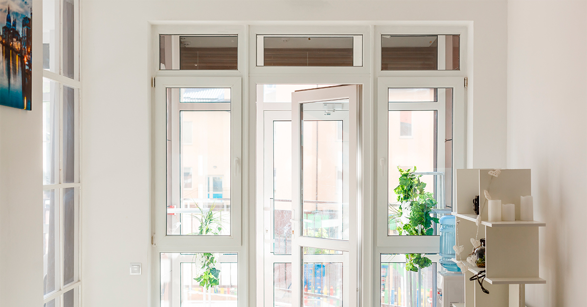 Металлопластиковые окна и двери с фрамугой: когда стоит заказать именно их